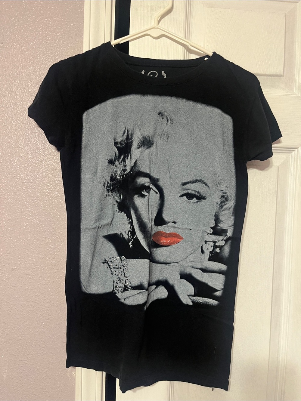 Hot Topic Black Tee with Marilyn Monroe Portrait and Red Lips